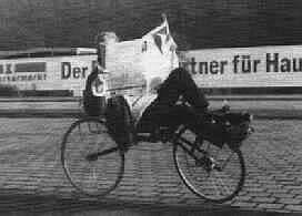 auch das geht: zeitunglesen während der Fahrt